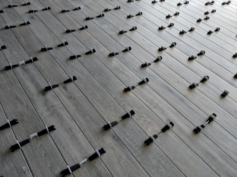 Large format tile grout joint size leveling clips