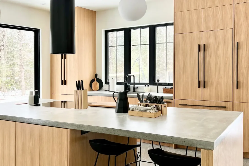 Mixed shaker and slab cabinets island perimeter same color