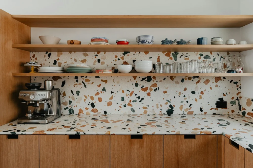 Doorless kitchen cabinet trend